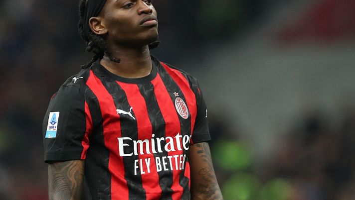 MILAN, ITALY - MARCH 08: Rafael Leao of AC Milan klooks on during the Serie A match between AC Milan and FC Internazionale at Giuseppe Meazza Stadium on March 08, 2026 in Milan, Italy. (Photo by Marco Luzzani/Getty Images) Verso Napoli-Milan, il punto dall’infermeria dei rossoneri: Leao in dubbio - immagine 1