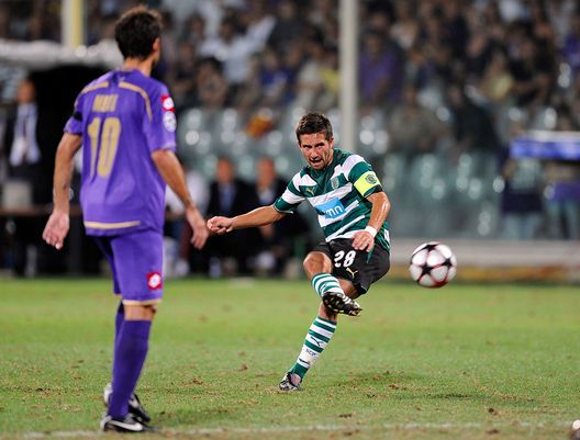 Firenze, Italia - 26 agosto 2009: Joao Moutinho segna contro la Fiorentina. (Foto di Claudio Villa/Getty Images) Sporting Lisbona-Benfica, la formazione coi più grandi delle due squadre- immagine 3