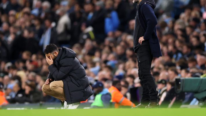 Il Derby della Decadenza: Manchester United e City spengono Old Trafford tra abbracci e rimpianti europei - immagine 1