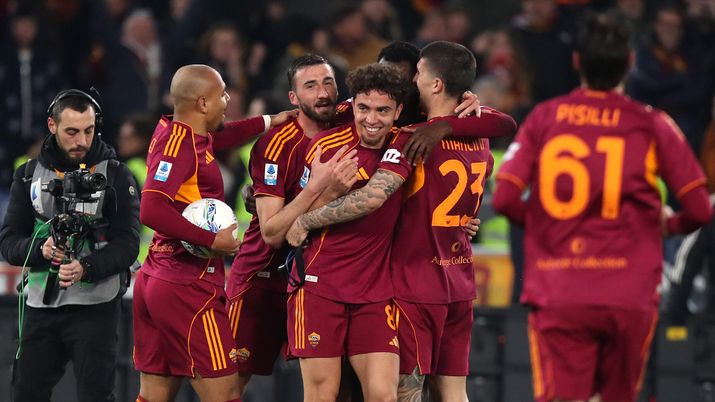 ROME, ITALY - FEBRUARY 22: Evan Ndicka with his teammates of AS Roma celebrates after scoring the team's second goal during the Serie A match between AS Roma and US Cremonese at Stadio Olimpico on February 22, 2026 in Rome, Italy. (Photo by Paolo Bruno/Getty Images) La Roma affanna, ma poi sale in cattedra: 3-0 alla Cremonese e sorpasso sul Napoli - immagine 1