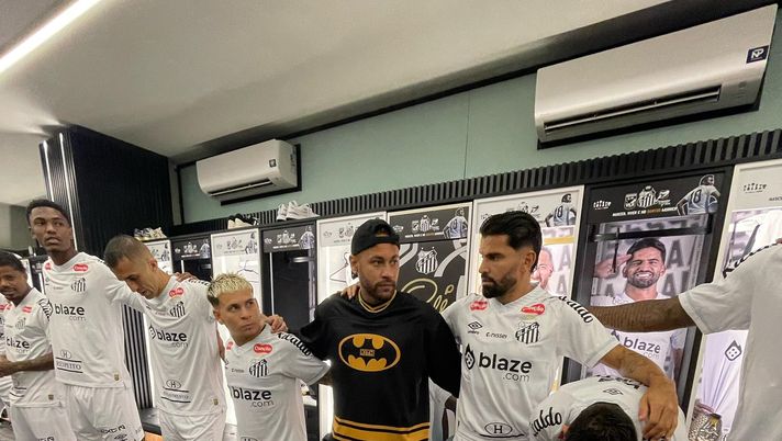 Neymar, c’è un nuovo eroe in città: discorso alla squadra vestito da Batman - immagine 1
