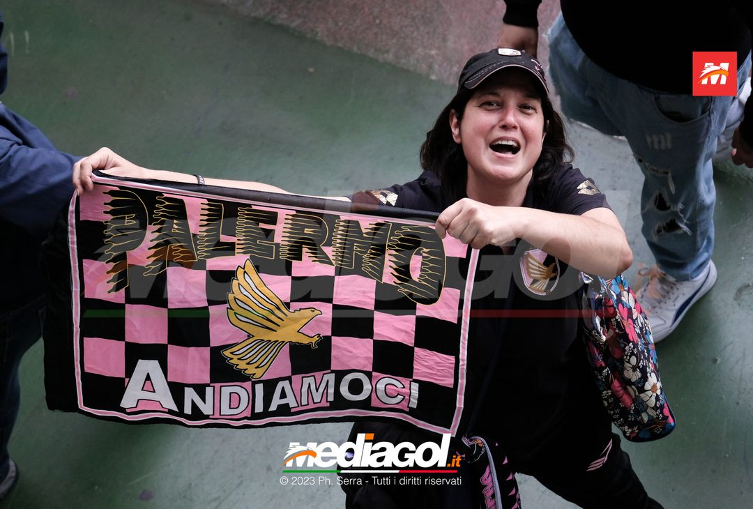 FOTO PALERMO, verso il Cagliari: la carica dei tifosi al “Barbera” (GALLERY) - immagine 29