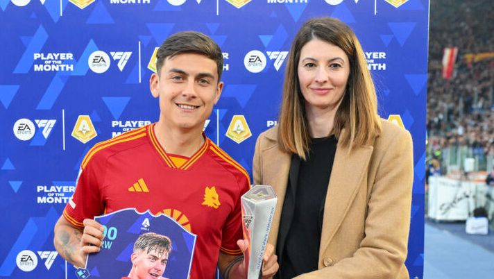 ROME, ITALY - MARCH 17: AS Roma player Paulo Dybala is receiving the trophy for the best Serie A EA Sports player of the month of February from the AS Roma CEO Lina Souloukou prior the Serie A TIM match between AS Roma and US Sassuolo at Stadio Olimpico on March 17, 2024 in Rome, Italy. (Photo by Fabio Rossi/AS Roma via Getty Images) UFFICIALE – Roma, l’a.d. Lina Souloukou ha rassegnato le dimissioni: il comunicato - immagine 1