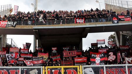 LECCE, ITALY - NOVEMBER 11: Supporters of Milan prior to the Serie A TIM match between US Lecce and AC Milan at Stadio Via del Mare on November 11, 2023 in Lecce, Italy. (Photo by Maurizio Lagana/Getty Images) lecce-milan-settore-ospiti-sold-out-29-agosto-2025-via-del-mare-tifosi
