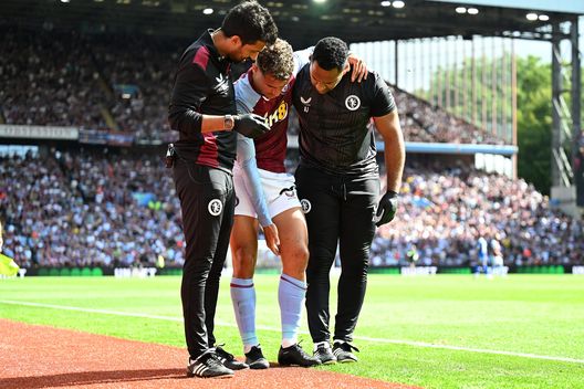 Uno dei tanti infortuni del brasiliano con l'Aston Villa. (Photo by Michael Regan/Getty Images) Inter-Liverpool, ricordate Philippe Coutinho? Da mistero nerazzurro a mister 160 milioni col Barça- immagine 10
