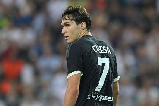 UDINE, ITALY - AUGUST 20: Federico Chiesa of Juventus looks on during the Serie A TIM match between Udinese Calcio and Juventus at Dacia Arena on August 20, 2023 in Udine, Italy. (Photo by Alessandro Sabattini/Getty Images) Consigli Fantacalcio, 5 centrocampisti per la terza giornata: Ferguson può concedere il bis- immagine 4