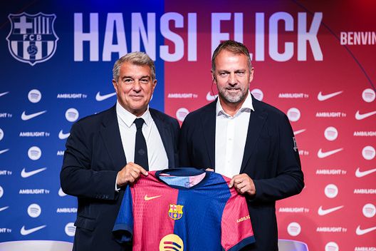 Hansi Flick con Joan Laporta il giorno della presentazione al Barcellona. (Foto di Eric Alonso/Getty Images) Barcellona, un anno di Hans Flick: il tedesco ha ripreso i catalani dalle ceneri- immagine 2