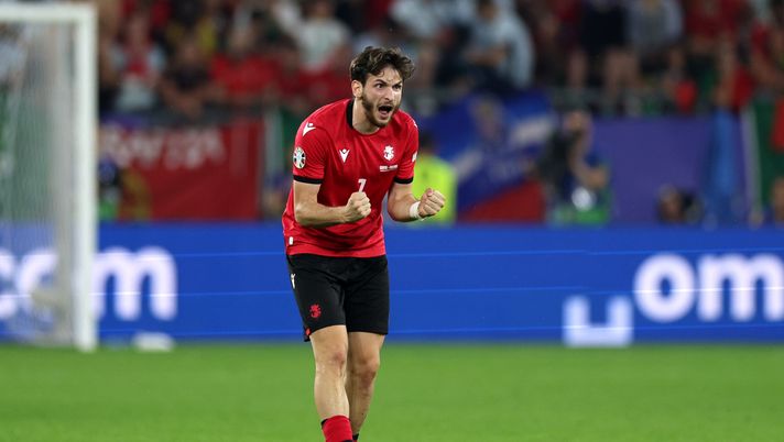 GELSENKIRCHEN, GERMANY - JUNE 26: Khvicha Kvaratskhelia of Georgia celebrates after Georges Mikautadze of Georgia (not pictured) scores his team's second goal from a penalty kick during the UEFA EURO 2024 group stage match between Georgia and Portugal at Arena AufSchalke on June 26, 2024 in Gelsenkirchen, Germany. (Photo by Kevin C. Cox/Getty Images) Kvaratskhelia, prestazione storica di fronte al suo idolo: le pagelle dei quotidiani - immagine 1
