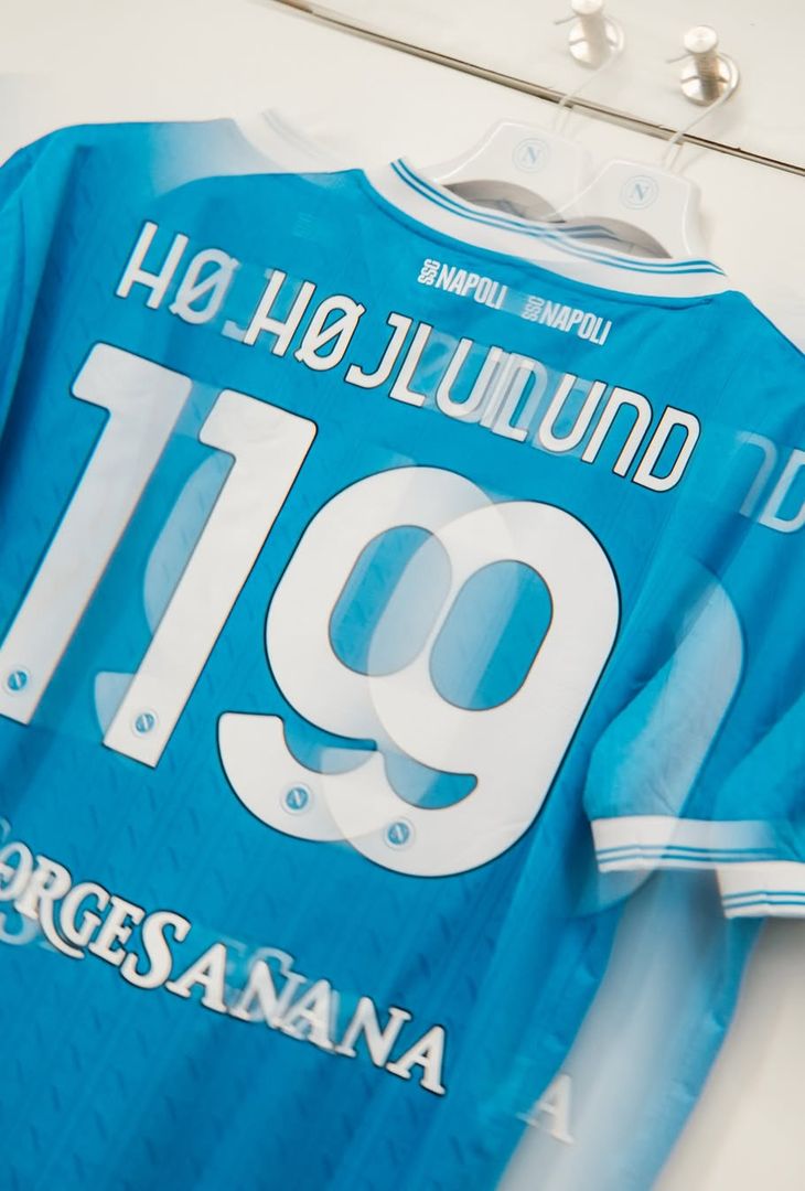 Sale l'attesa per il fischio d'inizio, fissato per le 18:00 odierne, di Napoli-Sassuolo, gara valevole per la 21ª giornata del campionato 2025/26 di Serie A. Per l'occasione, la squadra di mister Conte, come dimostra il seguente post pubblicato dalla società partenopea sul proprio account Instagram, scenderà in campo con indosso la maglia azzurra. Spunta, inoltre, un indizio per l'undici titolare '081': tra le foto compare la maglia di Antonio Vergara. È probabile, dunque, che a scendere in campo stasera come esterno alto a destra sia il prodotto del vivaio campano (a discapito di Noa Lang).