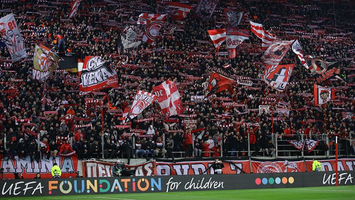 Olympiacos, adesivi Millwall sulla curva West Ham: the Dockers derby ad Atene… - immagine 1