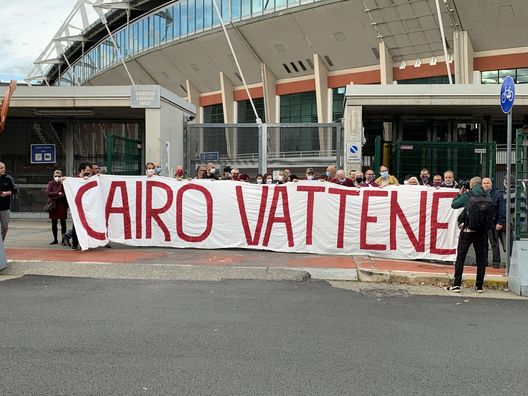 Torino, il sit-in di protesta: “Mercato scadente, campo indecente”. E spuntano le… zolle- immagine 2