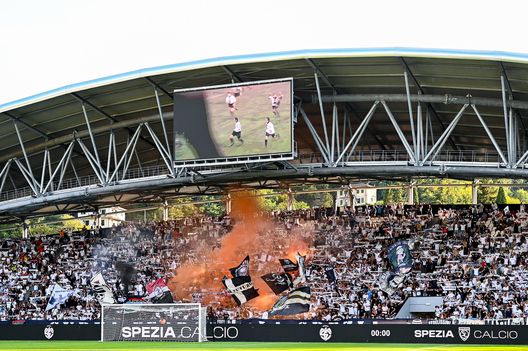 I tifosi dello Spezia accendono alcuni razzi prima del calcio d'inizio della partita di Coppa Italia contro la Sampdoria allo Stadio Alberto Picco il 18 agosto 2025. (Foto di Simone Arveda/Getty Images) Spezia Sampdoria