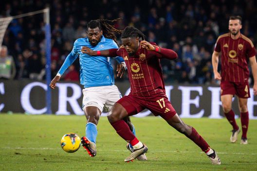 Manu Kone in un contrasto di gioco con Frank Zambo Anguissa nel corso del match di andata tra Napoli e Roma (Foto di Fabio Rossi/AS Roma via Getty Images) Da Dovbik a João Félix: il mercato di Roma e Milan tra promesse e delusioni- immagine 2