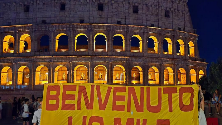 Roma, striscione dei tifosi per il figlio di Svilar. E Mile ringrazia – FOTO Roma, striscione dei tifosi per il figlio di Svilar. E Mile ringrazia – FOTO - immagine 1