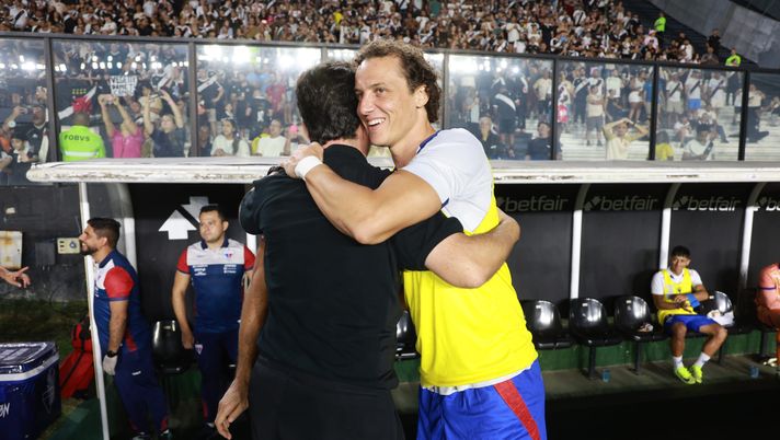 RIO DE JANEIRO, BRAZIL - MAY 17: Manager Fernando Diniz of Vasco Da Gama greets David Luiz of Fortaleza before a Brasileirao 2025 match between Vasco da Gama and Fortaleza at Sao Januario Stadium on May 17, 2025 in Rio de Janeiro, Brazil. (Photo by Lucas Figueiredo/Getty Images) Pafos, David Luiz: “Per la Juventus sarà dura contro di noi. Yildiz è un fenomeno” - immagine 1