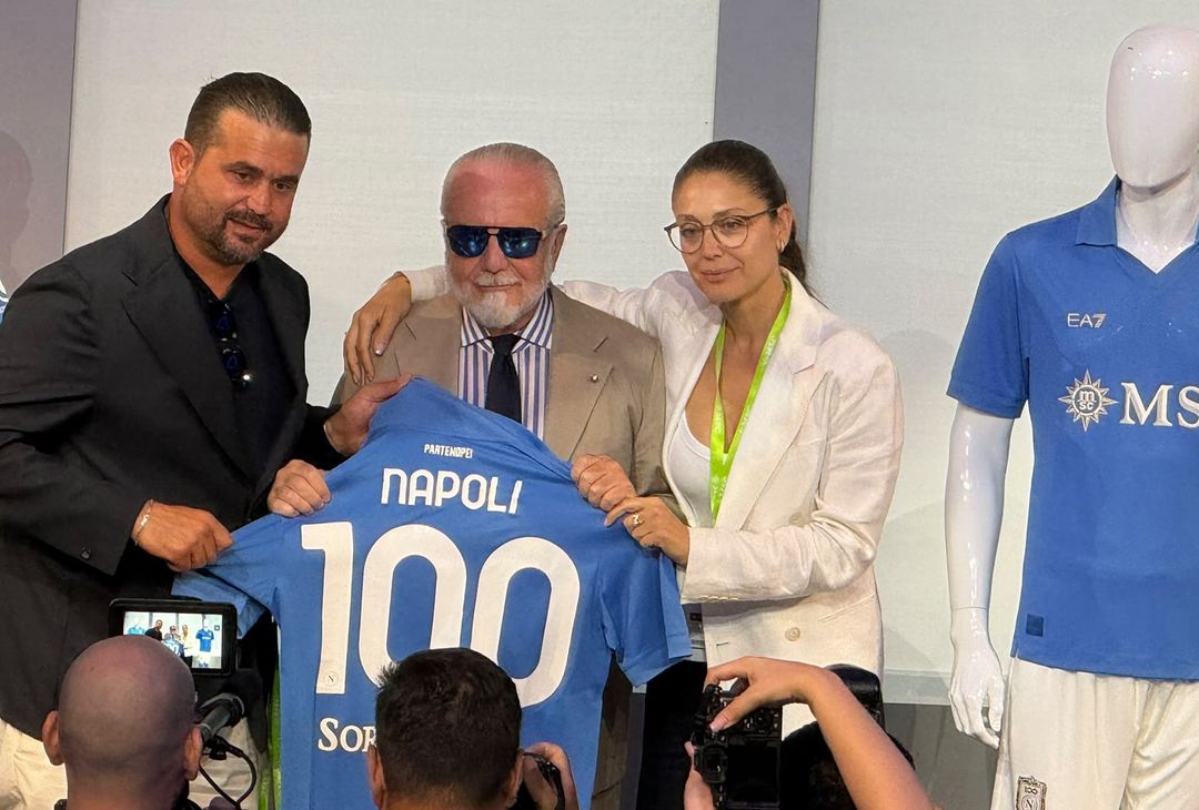 De Laurentiis e i figli Edoardo e Valentina posano con la maglia del Napoli – LE FOTO- immagine 1