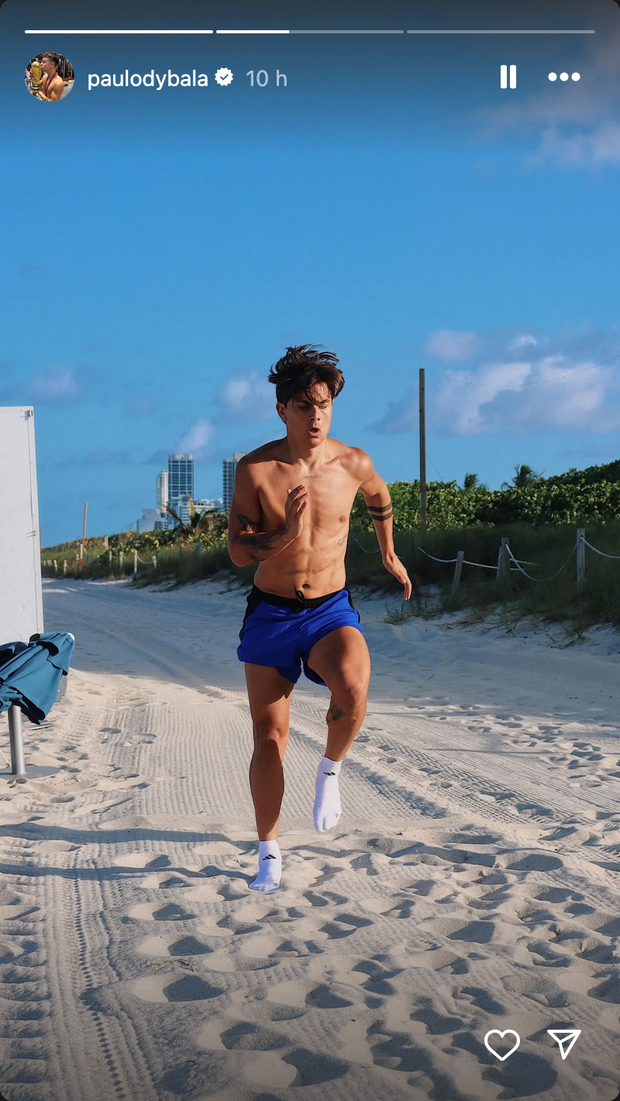 Dybala e Paredes, visita a Veron e maglia in regalo. E Paulo si allena in spiaggia- immagine 2