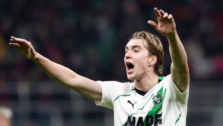 MILAN, ITALY - DECEMBER 30: Kristian Thorstvedt of US Sassuolo reacts during the Serie A TIM match between AC Milan and US Sassuolo at Stadio Giuseppe Meazza on December 30, 2023 in Milan, Italy. (Photo by Marco Luzzani/Getty Images) Sassuolo, non c’è l’assist per Thorstvedt contro la Lazio: la spiegazione di Leghe Fantacalcio - immagine 1