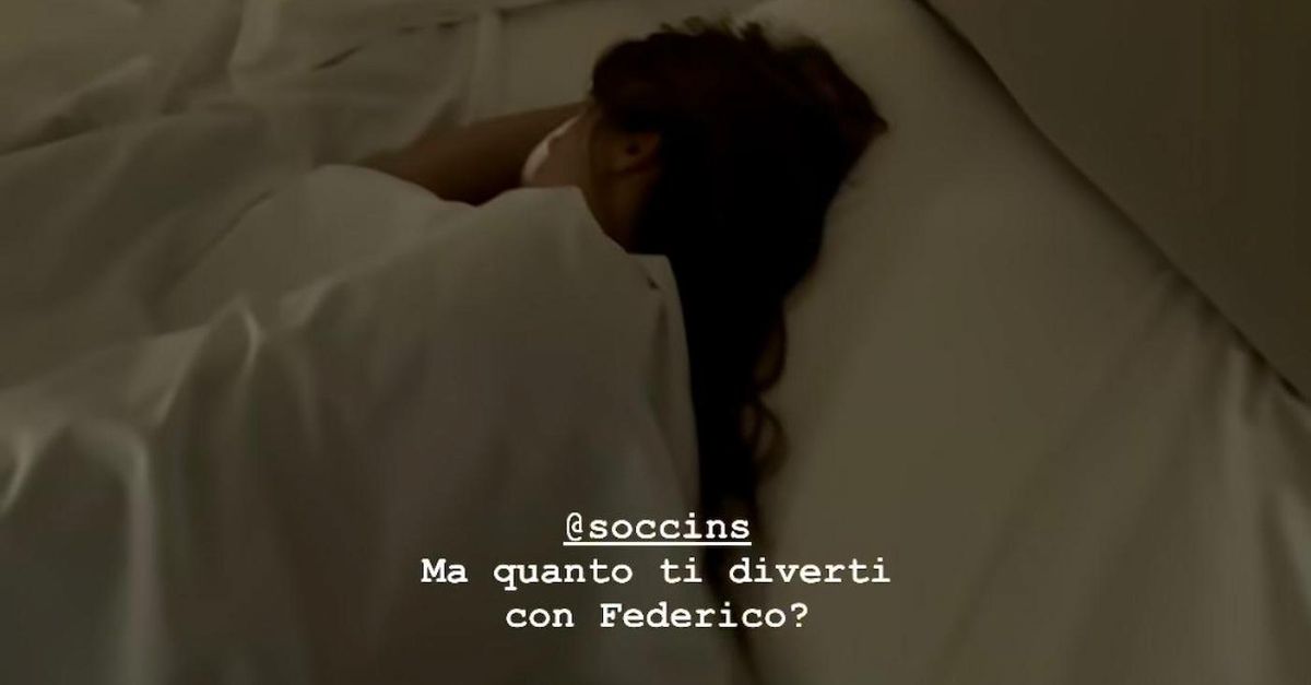 VIDEO / Scherzo crudele di Fedez a Clara mentre dorme: “Ma quanto ti diverti con Federico?”
