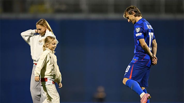 I montenegrini cercano di fermare Modric: e restano in dieci…  Modric