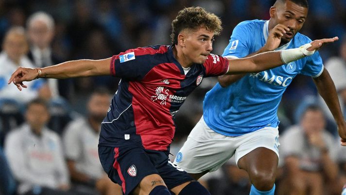 NAPLES, ITALY - AUGUST 30: Sebastiano Esposito of Cagliari Calcio battles for possession with Juan Jesus of SSC Napoli during the Serie A match between SSC Napoli and Cagliari Calcio at Stadio Diego Armando Maradona on August 30, 2025 in Naples, Italy. (Photo by Francesco Pecoraro/Getty Images) Ds Cagliari: “Esposito lo volevano tutti, ma è venuto qui grazie alla sua volontà” - immagine 1