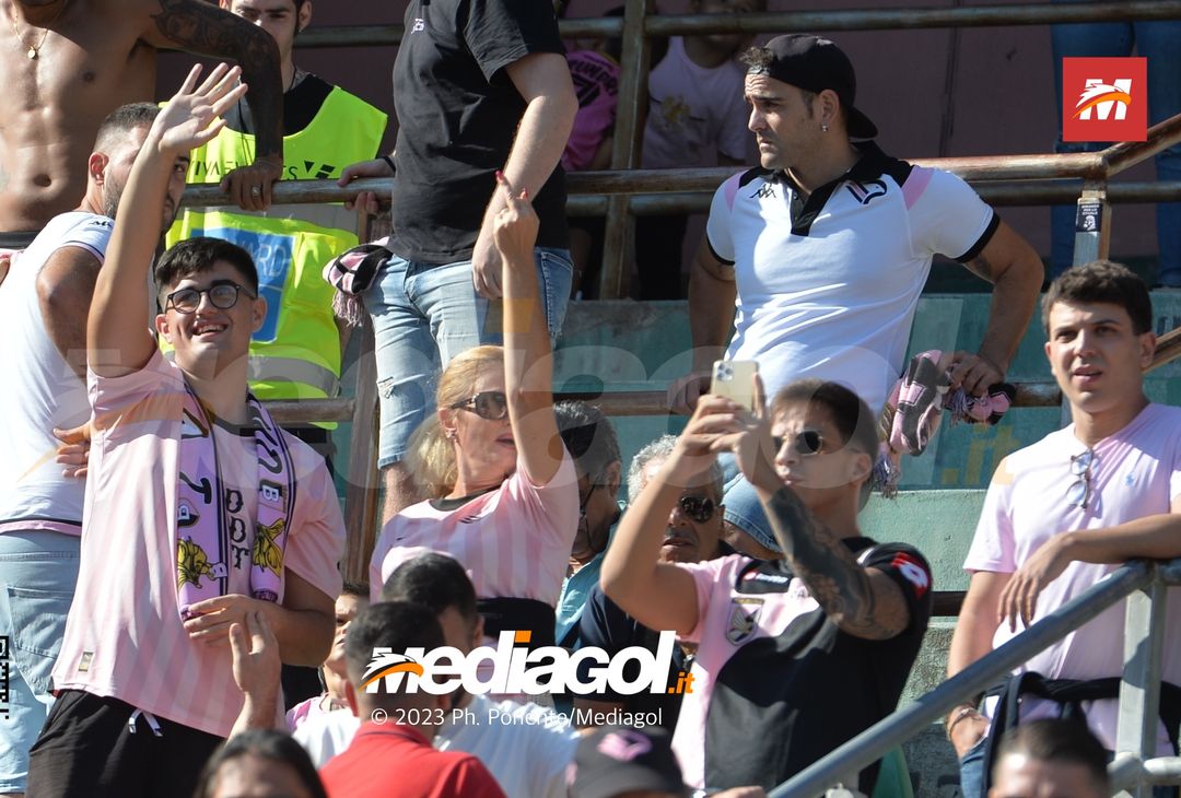 FOTOTIFO Palermo-Sudtirol 2-1, gli scatti ai tifosi al “Renzo Barbera” (GALLERY) - immagine 24