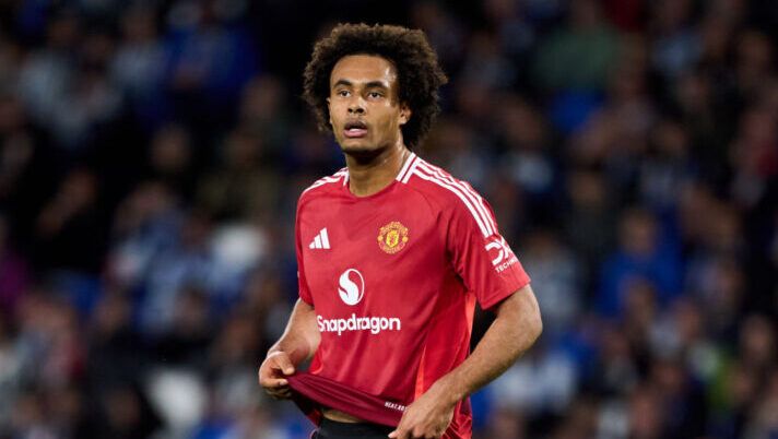 SAN SEBASTIAN, SPAIN - MARCH 06: Joshua Zirkzee of Manchester United looks on during the UEFA Europa League 2024/25 Round of 16 First Leg match between Real Sociedad de Futbol and Manchester United at Reale Arena on March 06, 2025 in San Sebastian, Spain. (Photo by Juan Manuel Serrano Arce/Getty Images) Brutte notizie per l’ex Bologna Zirkzee: la sua stagione al Man United è già finita per infortunio - immagine 1