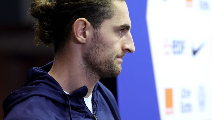 DOHA, QATAR - DECEMBER 08: Adrien Rabiot of France look son prior to a press conference at Al Sadd SC Stadium on December 08, 2022 in Doha, Qatar. (Photo by Alexander Hassenstein/Getty Images) Rabiot contro Giuntoli: “Non mi pareva volesse qualcosa di importante. Ci ho preso” - immagine 1