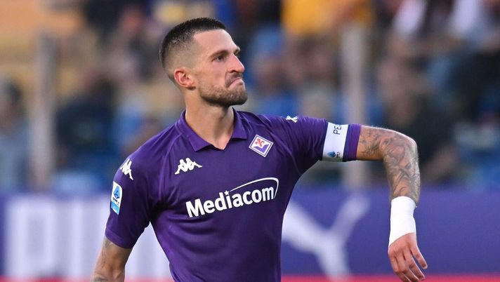 PARMA, ITALY - AUGUST 17: Cristiano Biraghi of Fiorentina celebrates after scoring the 1-1 goal during the Serie A match between Parma Calcio and Fiorentina at Stadio Ennio Tardini on August 17, 2024 in Parma, Italy. (Photo by Alessandro Sabattini/Getty Images) Parma-Fiorentina 1-1: Biraghi evita la sconfitta con una gran punizione - immagine 1