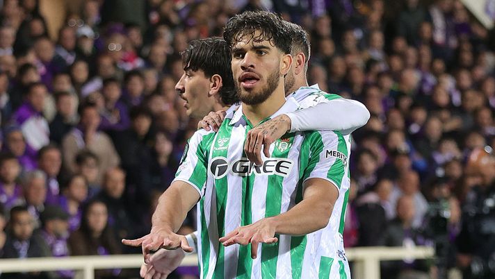 FLORENCE, ITALY - MAY 8: Abde Ezzalzouli of Real Betis Belompie celebrates after scoring a goal during the UEFA Conference League 2024/25 Semi Final First Leg match between ACF Fiorentina and Real Betis Balompie at Artemio Franchi on May 8, 2025 in Florence, Italy. (Photo by Gabriele Maltinti/Getty Images) Sartori riflette per il post-Ndoye: Ezzalzouli resta una possibilità per il Bologna - immagine 1