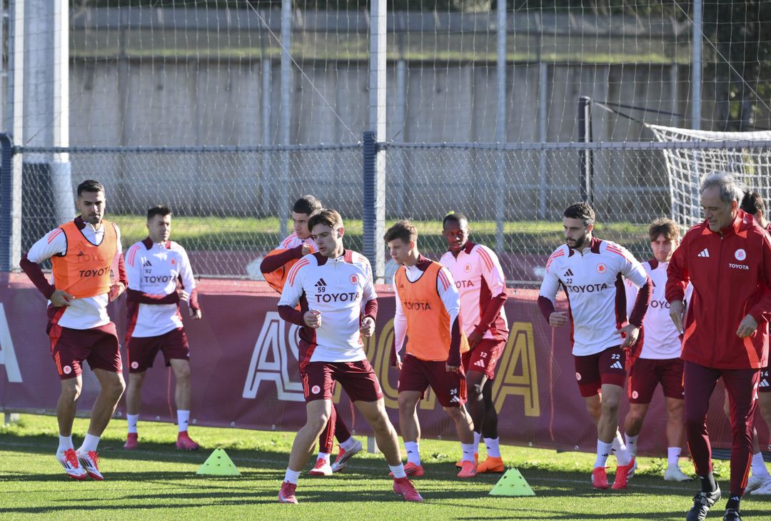 Roma in campo per preparare la sfida con il Genoa – FOTOGALLERY - immagine 24