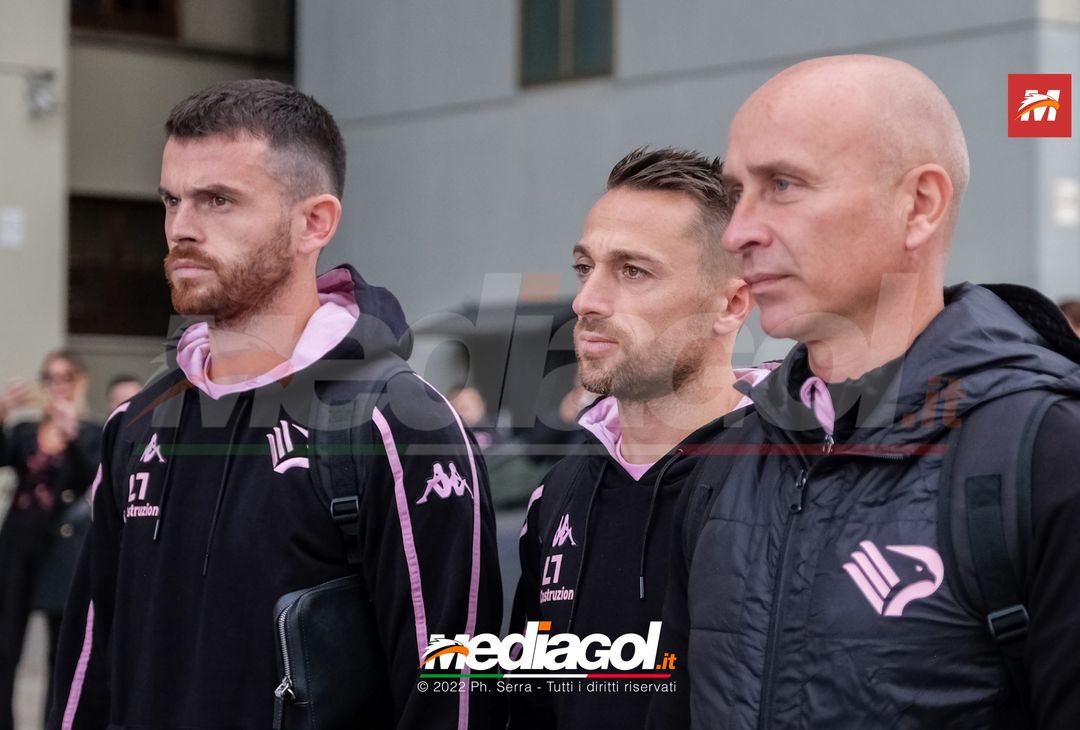 FOTO Palermo: la squadra verso Benevento. Cori e striscioni al “Barbera” (La Gallery) - immagine 15
