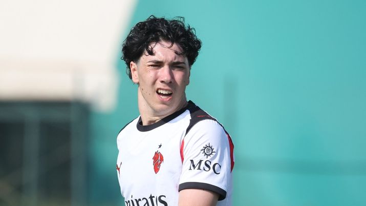 Luca Menon, calciatore del Milan Futuro | Getty Images C'è l'annuncio ufficiale del Milan: il classe 2009 Menon firma il suo primo contratto da pro