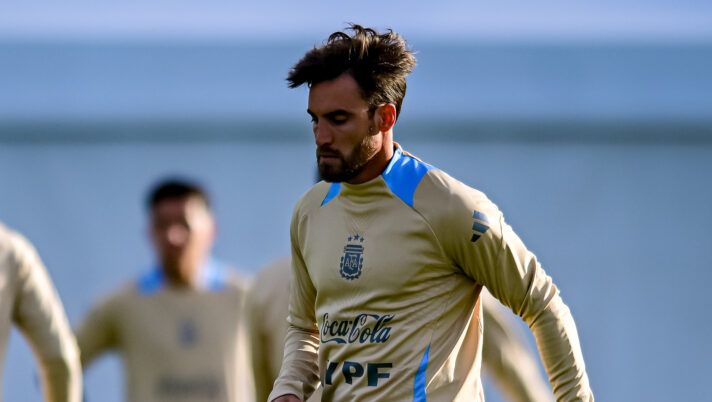 EZEIZA, ARGENTINA - JUNE 3: Nicolas Tagliafico of Argentina shoots during a training session at Lionel Andres Messi Training Camp on June 3, 2025 in Ezeiza, Argentina. (Photo by Marcelo Endelli/Getty Images) Roma, idea Tagliafico a parametro zero: il contratto e la concorrenza dalla Spagna - immagine 1