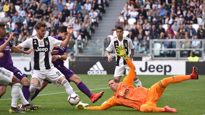 TURIN, ITALY - APRIL 20: Wojciech Szczesny of Juventus in action during the Serie A match between Juventus and ACF Fiorentina on April 20, 2019 in Turin, Italy. (Photo by Tullio Puglia - Juventus/Juventus FC via Getty Images) Mercato: un ex obiettivo della difesa viola apre al trasferimento all’Ajax - immagine 1