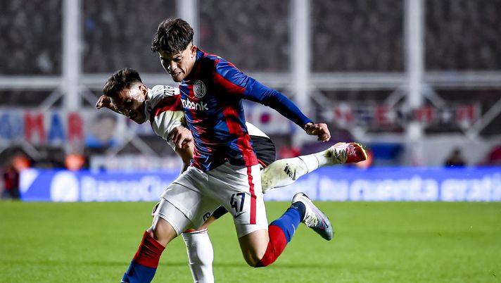 BUENOS AIRES, ARGENTINA - JULY 8: Enzo Diaz of River Plate competes for the ball with Agustin Giay of San Lorenzo during a match between San Lorenzo and River Plate as part of Liga Profesional Argentina 2023 at Pedro Bidegain Stadium on July 8, 2023 in Buenos Aires, Argentina. (Photo by Marcelo Endelli/Getty Images) Roma, Gasperini segue l’argentino Giay per la fascia destra - immagine 1