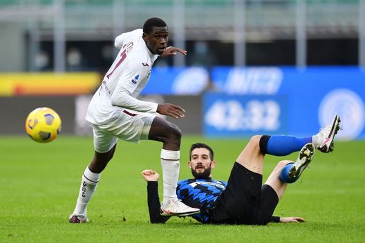 MILAN, ITALY - NOVEMBER 22: Roberto Gagliardini of Inter Milan is tackled by Wilfried Singo of Torino during the Serie A match between FC Internazionale and Torino FC at Stadio Giuseppe Meazza on November 22, 2020 in Milan, Italy. Sporting stadiums around Italy remain under strict restrictions due to the Coronavirus Pandemic as Government social distancing laws prohibit fans inside venues resulting in games being played behind closed doors. (Photo by Valerio Pennicino/Getty Images) Toro News Award 2020/2021: Singo il migliore a San Siro, poi Ansaldi e Meité- immagine 2