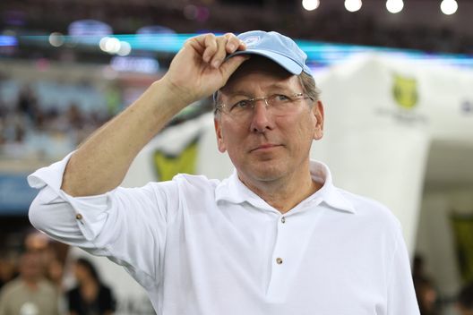 RIO DE JANEIRO, Brasile- 18 ottobre: John Textor, proprietario del Botafogo e del Lione, entra in campo prima della partita del Brasileirao 2024 tra Botafogo e Criciuma allo Stadio Maracana il 18 ottobre 2024 a Rio de Janeiro, Brasile. (Foto di Lucas Figueiredo/Getty Images) Lione, la sanzione è revocata: il club ha saldato il debito con la Fifa- immagine 2