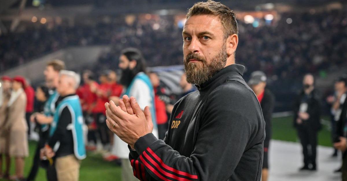 Roma, prosegue la protesta: 15? minuti di silenzio e striscione per De Rossi