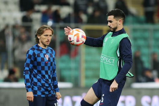 BURSA, TURKEY - MARCH 28: Josip Sutalo of Croatia warms up prior to the UEFA EURO 2024 qualifying round group D match between Turkey and Croatia at Bursa Buyuksehir Belediye Stadyumu on March 28, 2023 in Bursa, Turkey. (Photo by Ahmad Mora/Getty Images) La Fiorentina piomba su Sutalo, ma Garcia fa sul serio. E attenzione al Lipsia- immagine 2