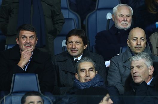 (Photo by Marco Luzzani/Getty Images) Leonardo Maldini