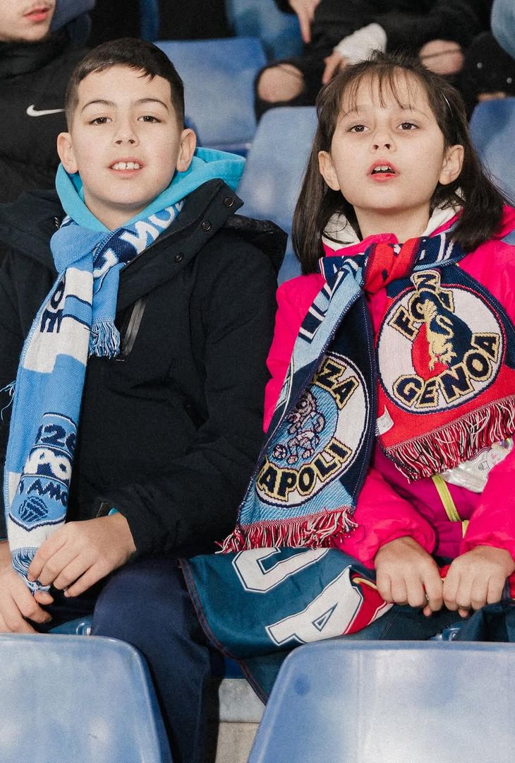Quello tra Genoa e Napoli è un gemellaggio che non si spezzerà mai per davvero: i due club, tramite un post condiviso in comune su Instagram, hanno riportato alcuni meravigliosi momenti tra tifosi di fedi diverse. GALLERY Genoa e Napoli, un’amicizia che durerà per sempre: le foto dei tifosi - immagine 4