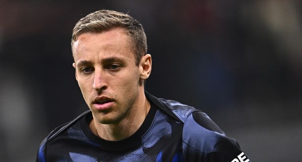 MILAN, ITALY - APRIL 02: Davide Frattesi of FC Internazionale warms up prior the Coppa Italia Semi Final match between AC Milan and FC Internazionale at Stadio Giuseppe Meazza on April 02, 2025 in Milan, Italy. (Photo by Mattia Ozbot - Inter/Inter via Getty Images) Ceccarini: “Napoli, idea Frattesi ma costi alti: due alternative, la situazione”- immagine 2