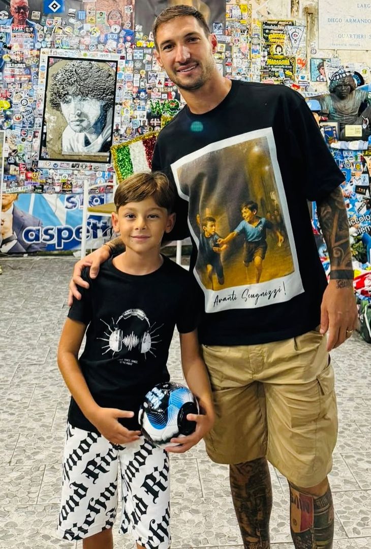 Politano e Spinazzola al murale di Maradona: maglia speciale per Matteo – GALLERY - immagine 2