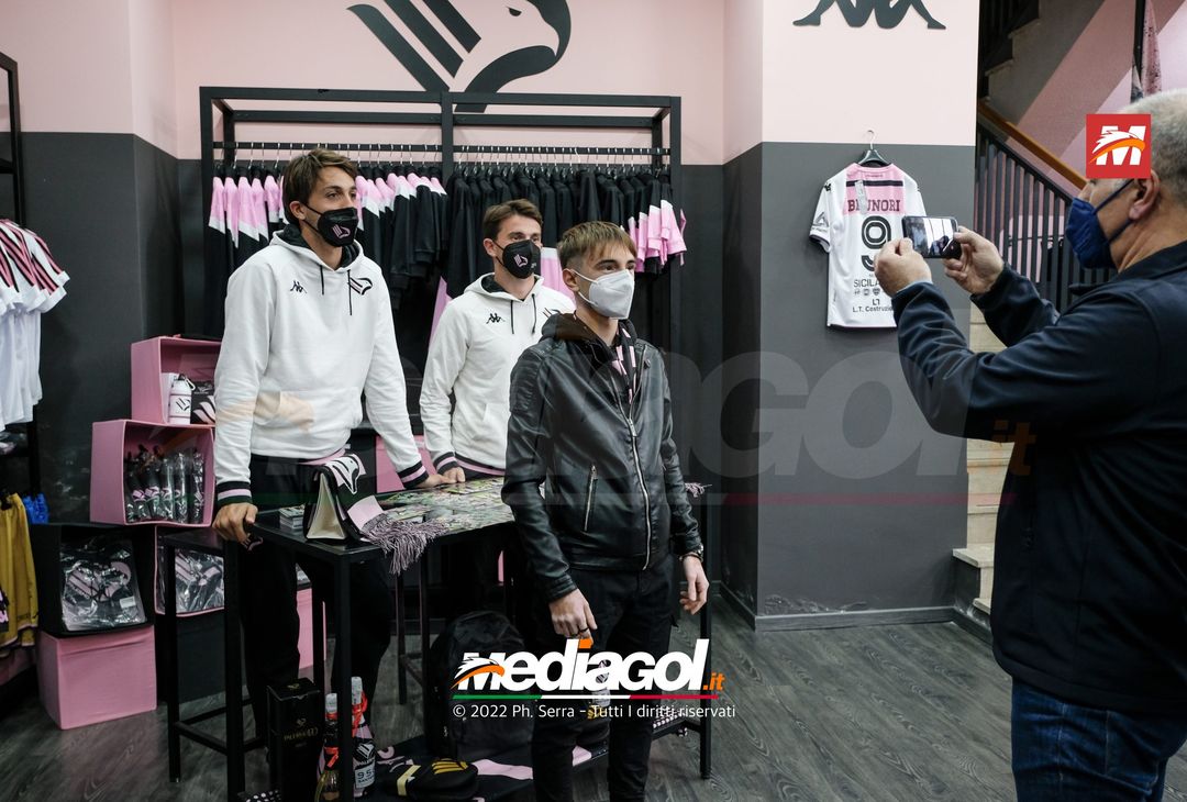 FOTO Palermo: Brunori e Soleri incontrano i tifosi allo Store Ufficiale. La gallery - immagine 48