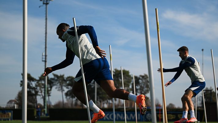 COMO, ITALY - NOVEMBER 07: Manuel Akanji of FC Internazionale in action during the FC Internazionale training session at BPER Training Centre at Appiano Gentile on November 07, 2025 in Como, Italy. (Photo by Mattia Pistoia - Inter/Inter via Getty Images) Akanji: “Vogliamo continuare ad essere lì al primo posto. Futuro? Mi piacerebbe rimanere all’Inter” - immagine 1