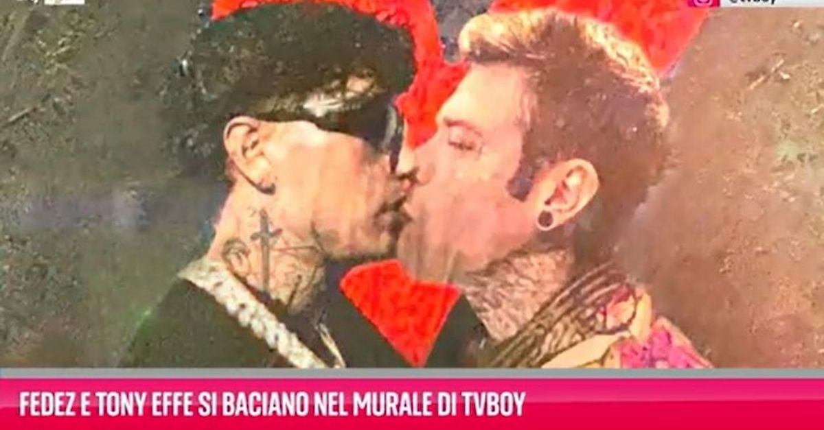 VIDEO / Sanremo 2025, Fedez e Tony Effe si baciano nel murale di TvBoy