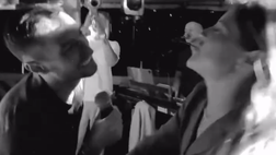 Politano in versione romantica: canta Unica alla sua Alessandra