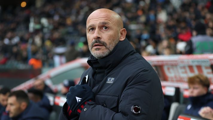UDINE, ITALY - NOVEMBER 22: Vincenzo Italiano, manager of Bologna, looks on during the Serie A match between Udinese Calcio and Bologna FC 1909 at Stadio Friuli on November 22, 2025 in Udine, Italy. (Photo by Timothy Rogers/Getty Images) Gazzetta – Terapia di coppa: il Bologna ci riprova - immagine 1