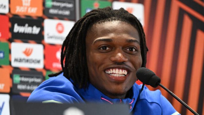 ROME, ITALY - APRIL 17: Rafel Leao of AC Milan speaks with the media during a press conference before the UEFA Europa League 2023/24 quarter-final second leg training and press conference at on April 17, 2024 in Rome, Italy. (Photo by Claudio Villa/AC Milan via Getty Images) Leao: “Pioli? Noi giocheremo per il Milan! Io leader, le critiche, Dybala e qui c’è un grande allenatore” - immagine 1